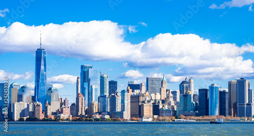ニューヨーク　マンハッタンの摩天楼　ワイド © oben901