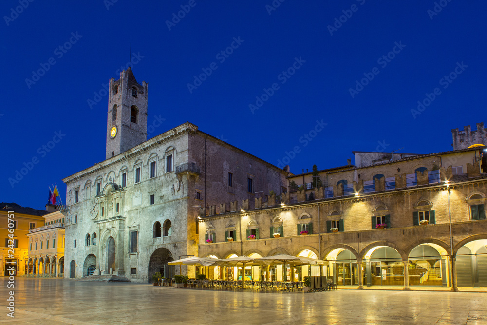 Ascoli Piceno, piazza del Popolo e palazzo dei Capitani, notturno.