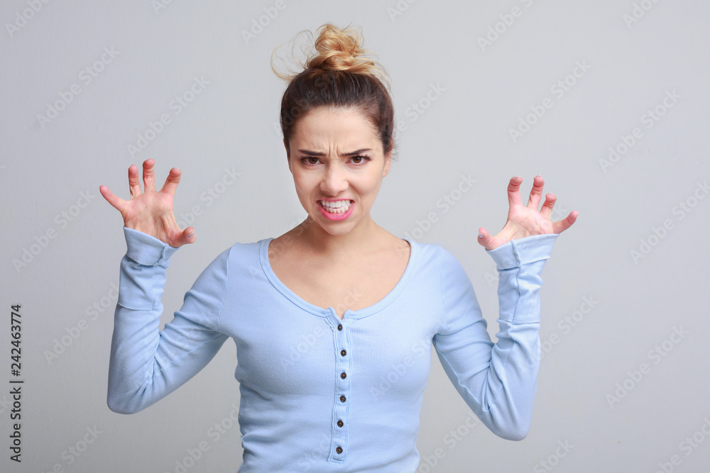 Obraz premium Woman shouting and growling like tiger over background