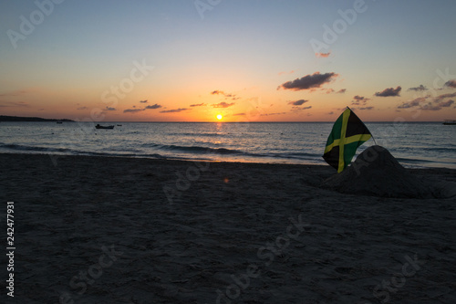 Bandiera della Giamaica al tramonto