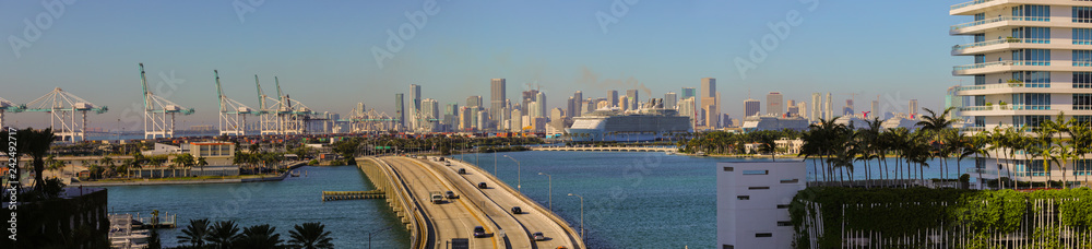 Obraz premium Panoramic photo Miami view of Port and Downtown