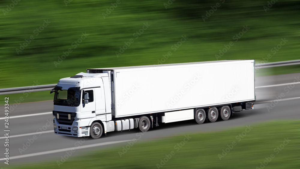 LKW fährt auf Autobahn - Mit dynamischen Bewegungsunschärfen LKW fährt auf Autobahn - Mit dynamischen Bewegungsunschärfen