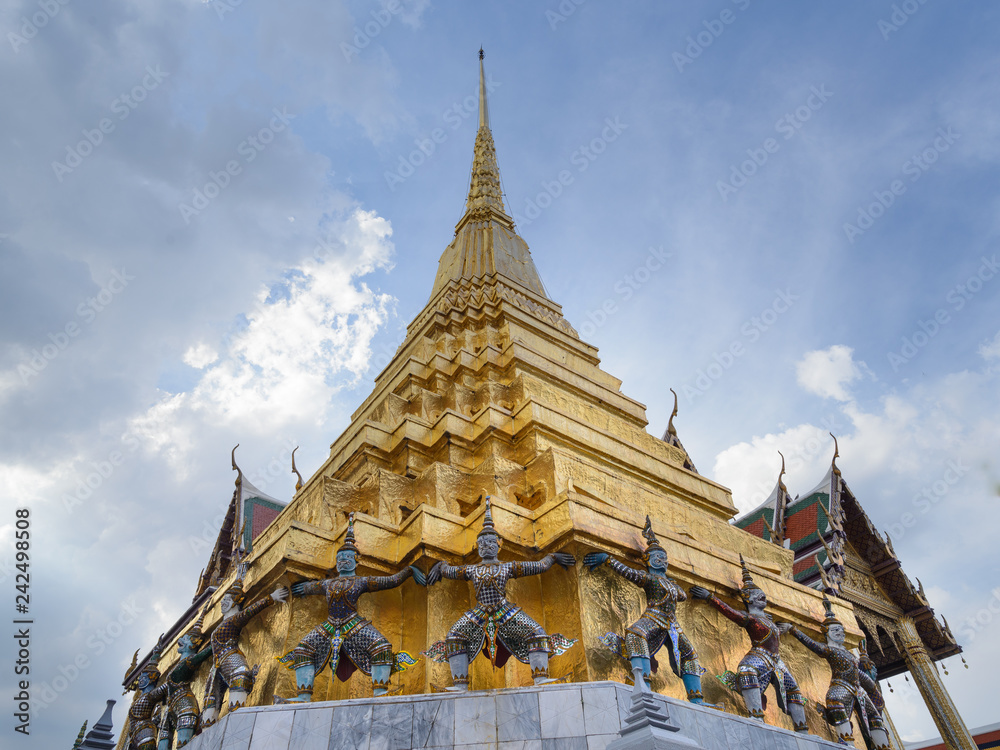 Fototapeta premium Las estatuas de monos y demonios que sostienen la pagoda dorada de Wat Phra Kaew (Templo del Buda Esmeralda), Bangkok, Tailandia