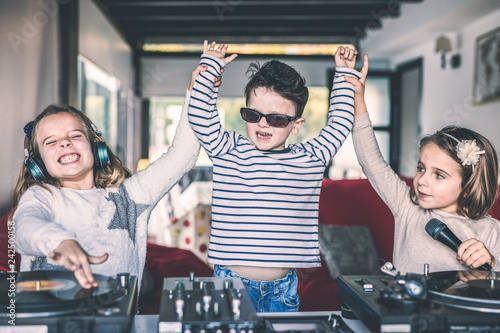 Young DJs make a party at home with vinyl records © lymdigital