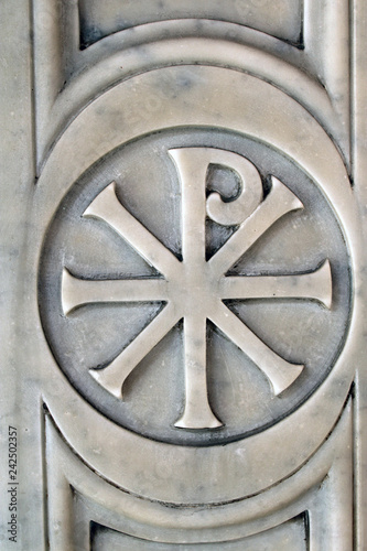 Bassorilievo su marmo simbolo cristiano photo