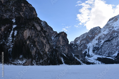 See, Pragser Wildsee, Zugefroren, Eisdecke, Pragser Tal, Südtirol, Pustertal, Italien, Wasserfall, Hotel, Hotel Pragser Wildsee, Winter, Schnee, Eis, See, zugefroren photo