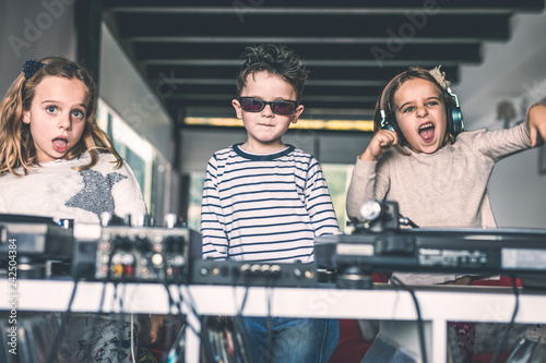 Young DJs make a party at home with vinyl records © lymdigital