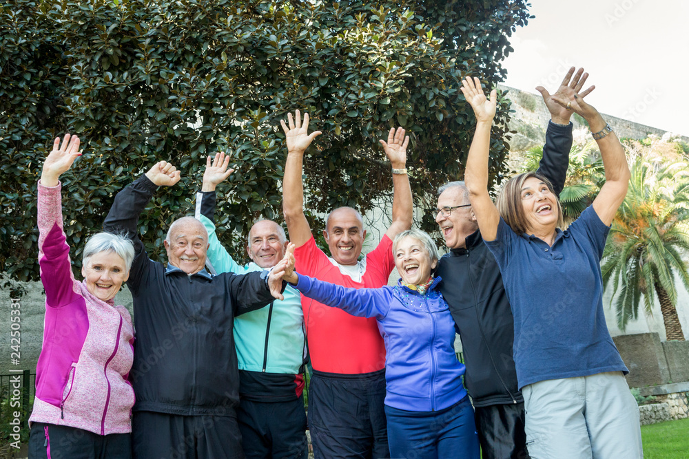 Foto Stock Gruppo di anziani felici che sollevano le braccia al cielo e  ridono | Adobe Stock