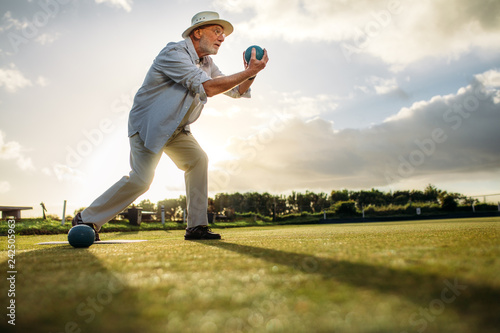 Cuadro en lienzo Side view of an elderly man playing boules