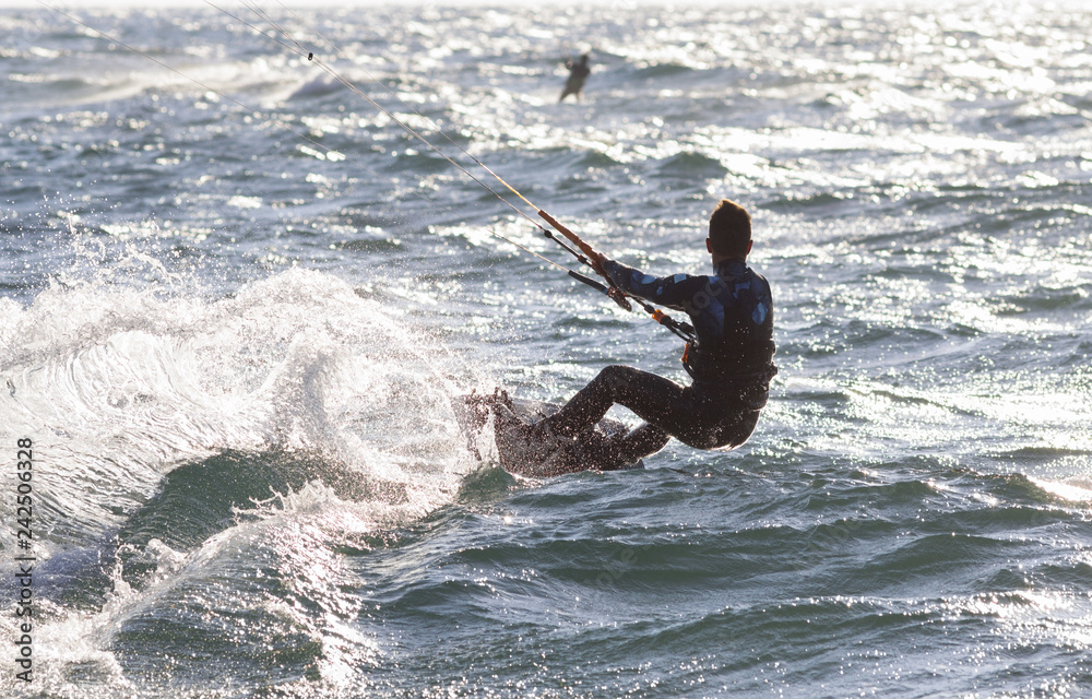 kitesurfer tra le onde del mare