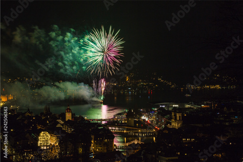 Feuerwerk, Silvester, Silvesterfeuerwerk, Emotion, Stimmung, Jahreswechsel, Schweiz, Farbe, Knaller, Tradition, See, Vierwaldstätter See, Wasser, Neujahrszauber, Luzern,