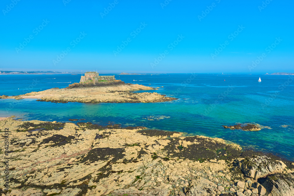 Vista Paisaje Marino del Fuerte y la Isla de Petit Be desde la Isla de Grand Be en la Costa de la Ciudad de Saint Malo, Bretaña, Francia