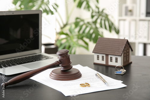 Obraz na plátne Rings with decree of divorce, judge gavel and house model on table
