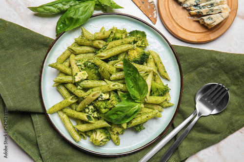Schilderij op canvas Plate with tasty pesto pasta on table