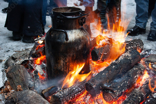 Milchkanne im Lagerfeuer