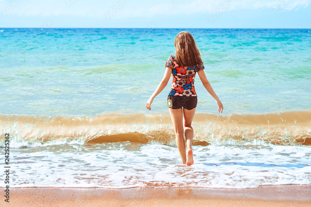 Fototapeta premium the girl on the waves