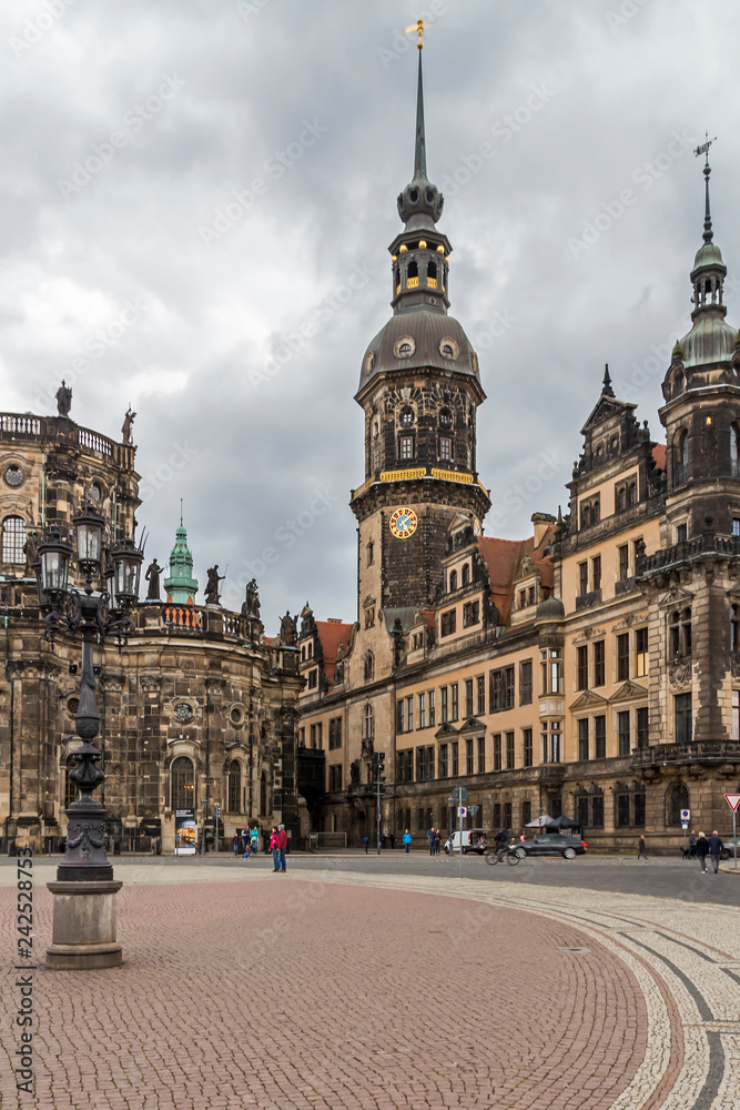 Dresden Blick vom Theaterplatz zum Hausmannsturm des Residenzschlosses