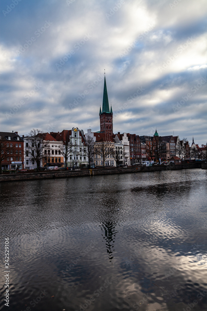 Petrikirche in Lübeck mit Trave