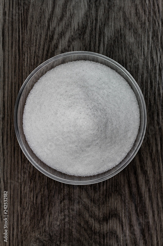 Glasschale mit Zucker auf einem Holztisch