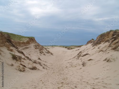 paysage de dunes avec un ciel triste et gris, Les Îles de la madelaine, Québec, Canada