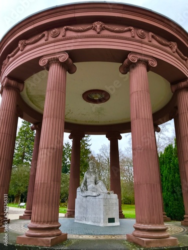 Elisabethenbrunnen im Kurpark in Bad Homburg (Hessen) photo