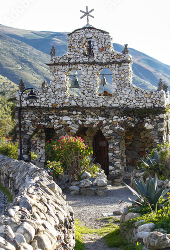iglesia de piedra con campana