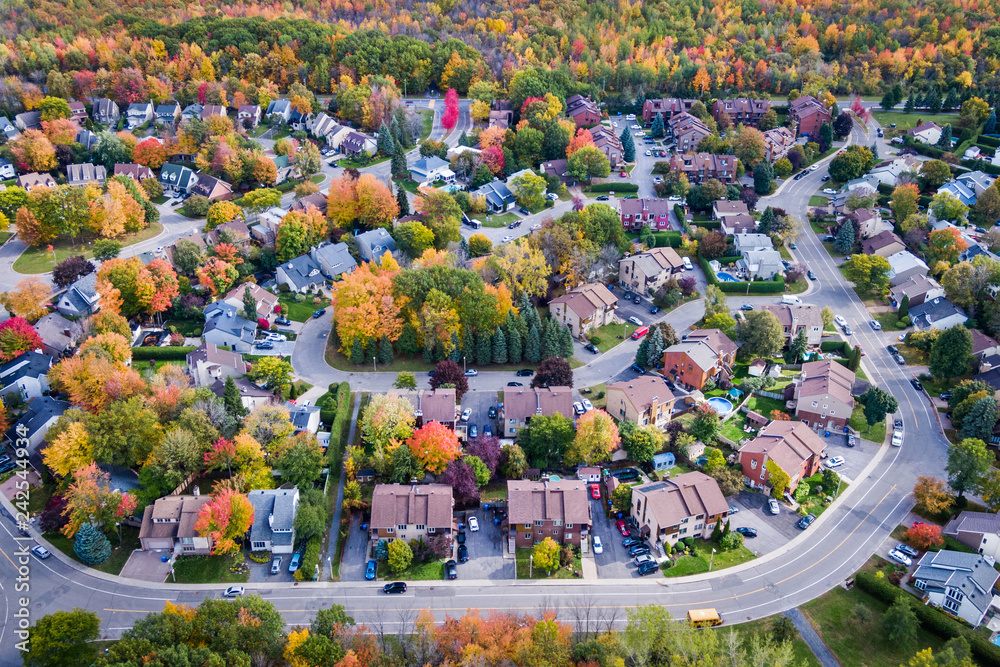 Fototapeta premium Widok z lotu ptaka dzielnicy mieszkalnej w Montrealu jesienią, Quebec, Kanada.