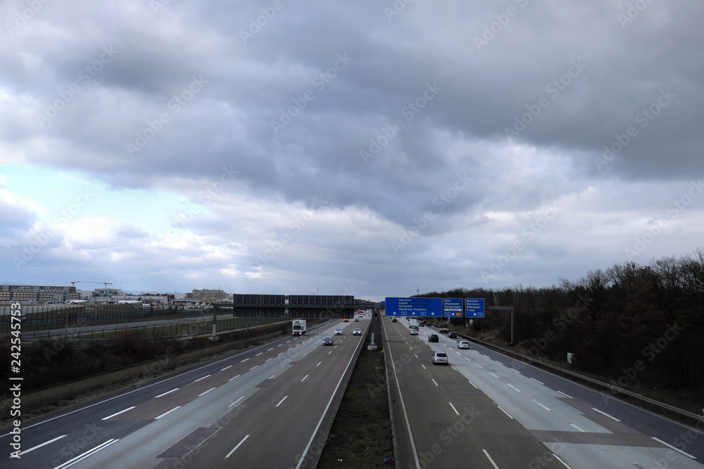 Autobahn Nähe Franfurter Kreuz und Flughafen - Stockfoto