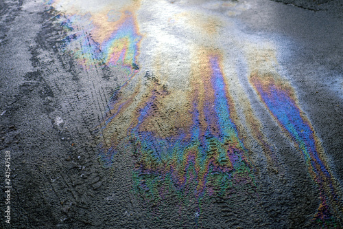 Ölspur auf Straße - Stockfoto