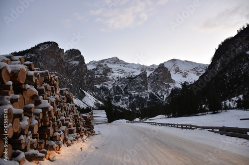 Italien, Südtirol, Tirol, Pragser Tal, Pragsertal, Dämmerung, Winter, Schnee, Abenddämmerung, Rot, Abendrot, Holz, Straße, Bergstraße, Alt Pragser Tal, Brückele, photo