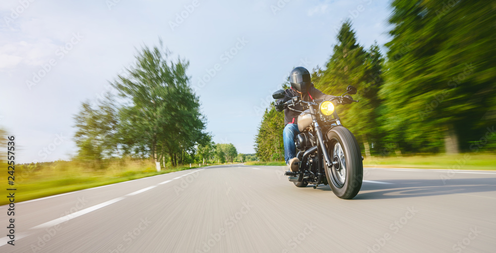 Obraz premium motocykl na drodze. zabawy na pustej drodze podczas wycieczki motocyklowej / podróży