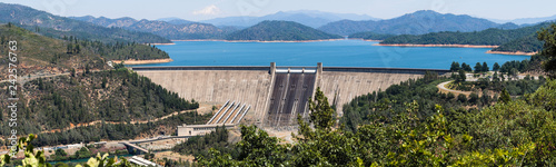Fotografering Panoramic view of Shasta Dam on a sunny day, Shasta mountain visible in the back
