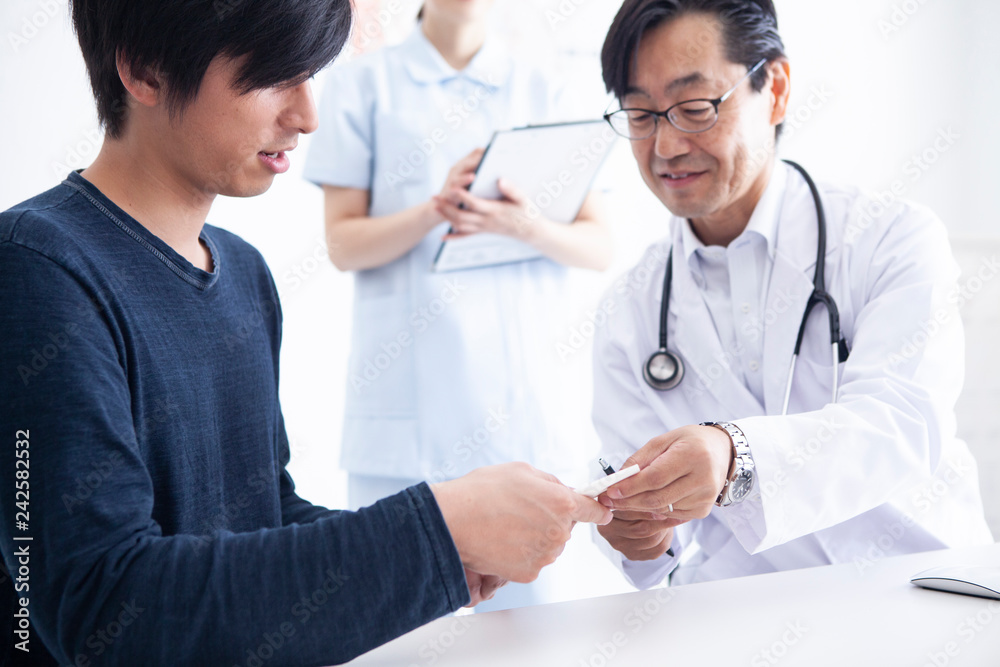 患者に症状を伝える医師 患者に症状を伝える医師