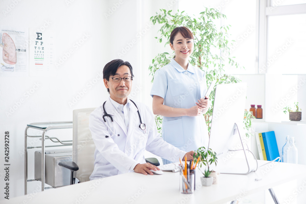 Fototapeta premium ベテラン医師と若手看護師のポートレート