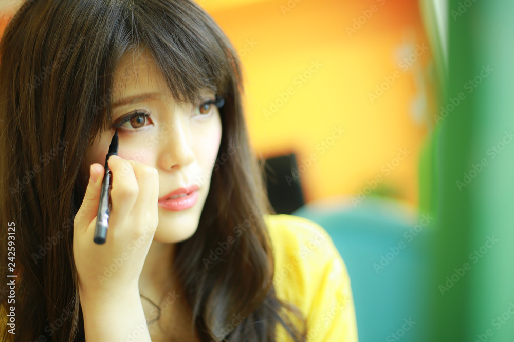 化粧する女性 化粧する女性