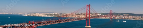 Panoramablickauf die Brücke Ponte 25 de Abril