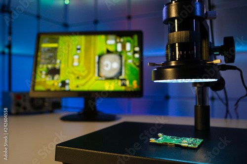 Inspection of the quality of silicon chips in the laboratory with a microscope