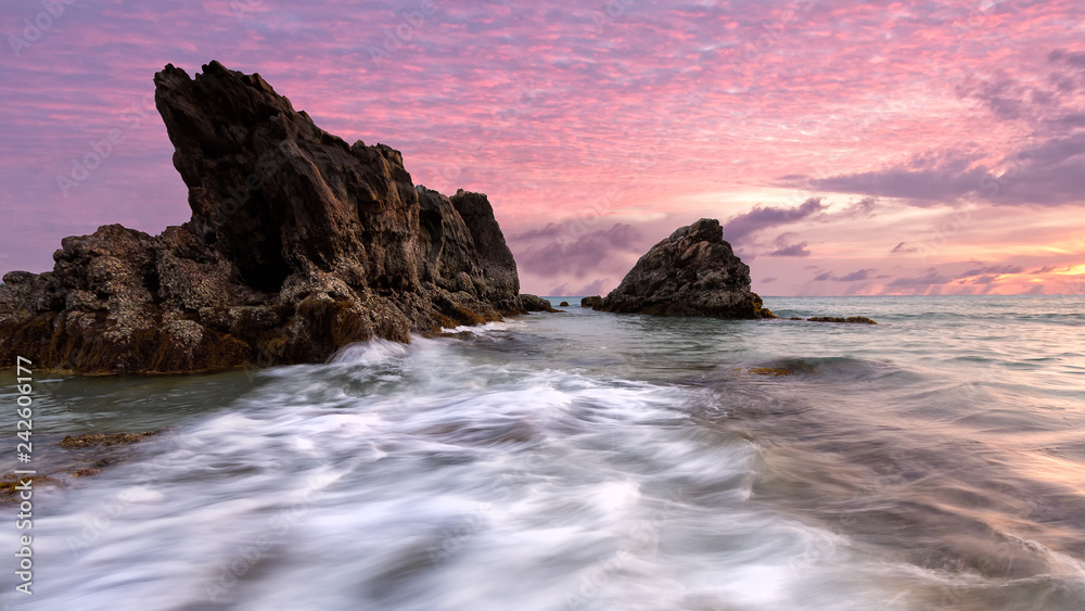 Obraz premium Beautiful sunset of seascape in Phuket Thailand.