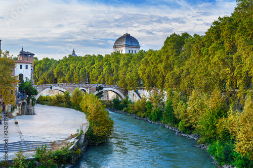 Φωτογραφία View on Isola Tiberina or Tiber Island and Ponte Fabricio bridge
