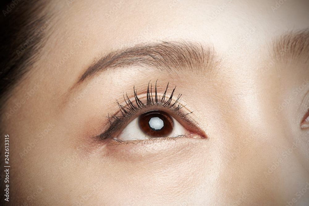Naklejka premium Kobiece oczy z bliska