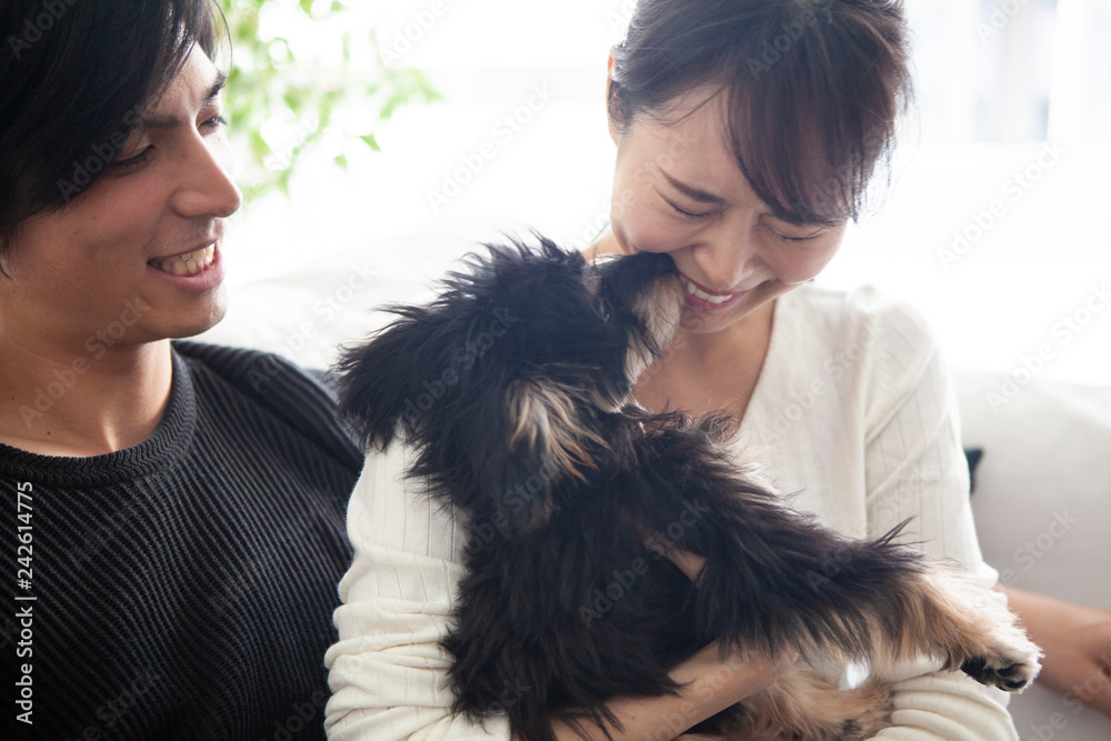 愛犬を抱きしめ幸せそうな恋人 愛犬を抱きしめ幸せそうな恋人