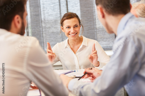 Start-Up Frau diskutiert im Meeting