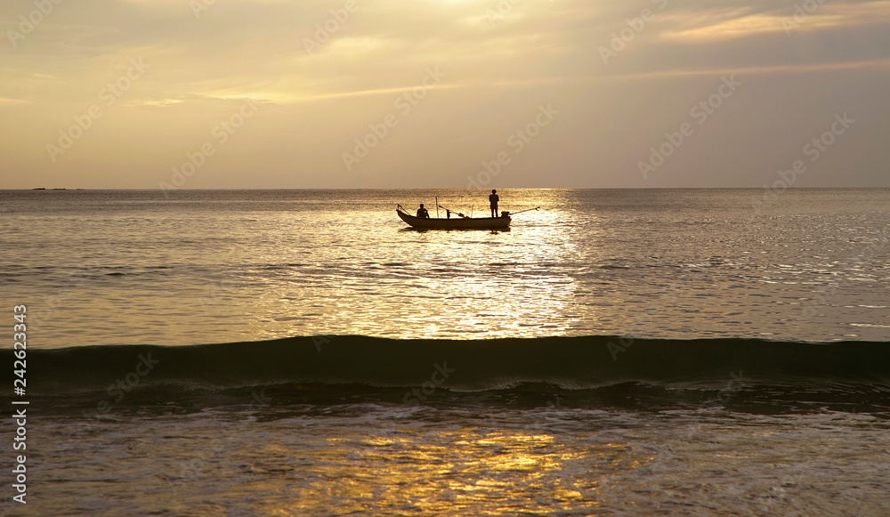 Obraz premium Silhouette Fishing Boat in Evening, Water Sea Reflect Sunlight Before Sunset