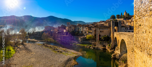 Magnifique village de Besalu en Catalogne, Espagne photo