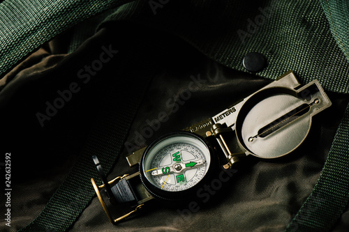Cuadro en lienzo green military compass