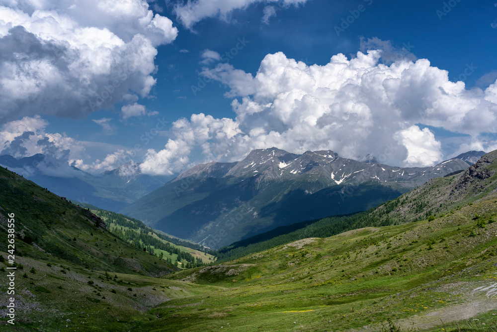 Naklejka premium Górski krajobraz wzdłuż drogi do Colle dell'Assietta