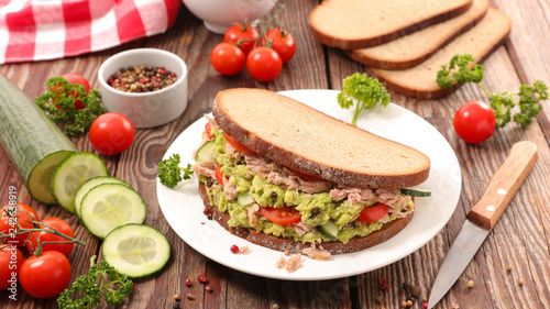sandwich with tuna and avocado