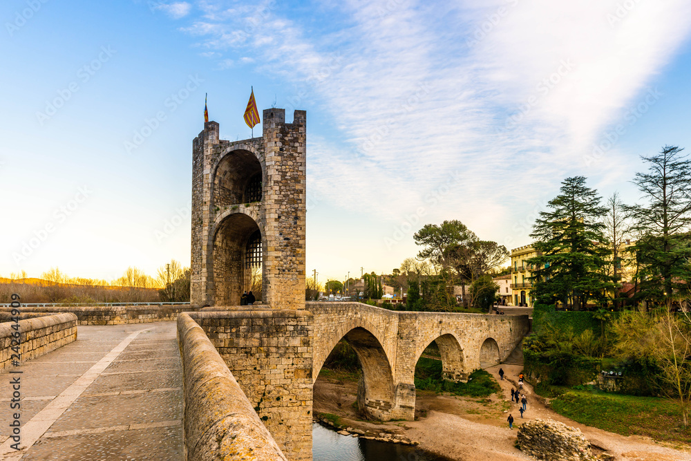 Pont fortifié médiéval de Besalu en Catalogne, Espagne