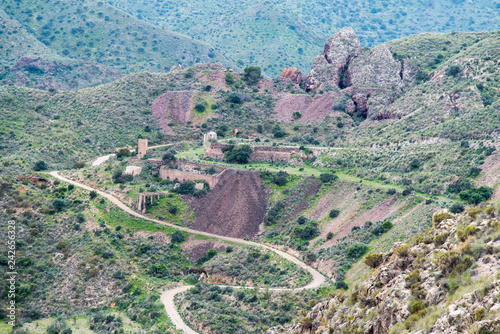Antigua zona minera del siglo pasado en las montañas de Vedar al borde de un río seco, cerca de Mojacar en Almería y ya en desuso.
