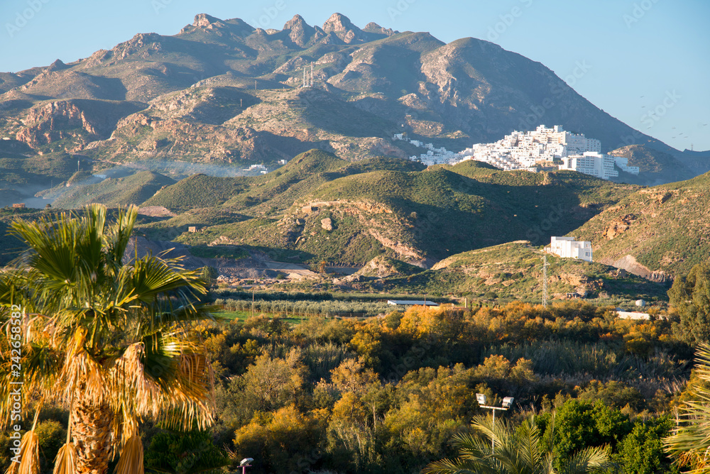El antiguo pueblo morisco de Mojácar, visto desde la playa, se encuentra en una colina montañosa que destaca sobre el blanco de sus casas.